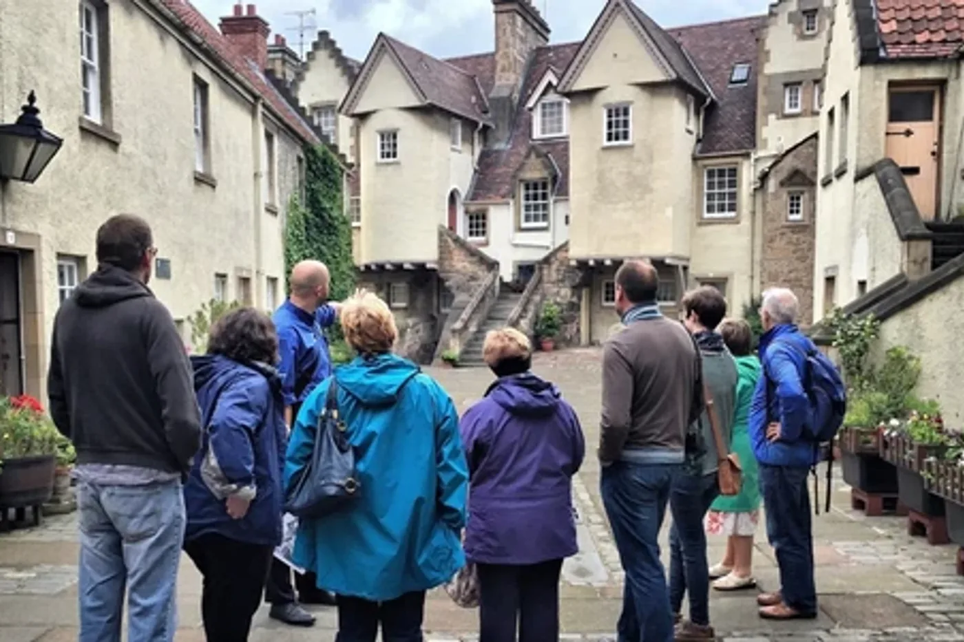 A group walking through White Horse Close off the Royal Mile